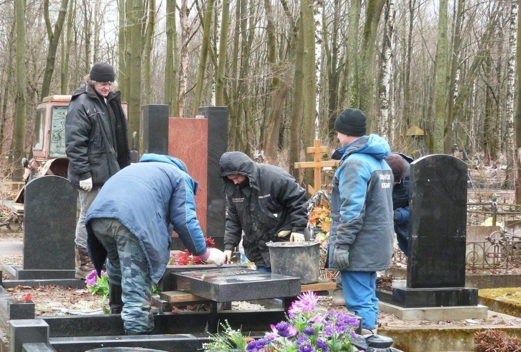 Можно ли на светлой седмице посещать кладбище. Кладбище Ашиян. Собиратель на кладбище. Поход на кладбище.