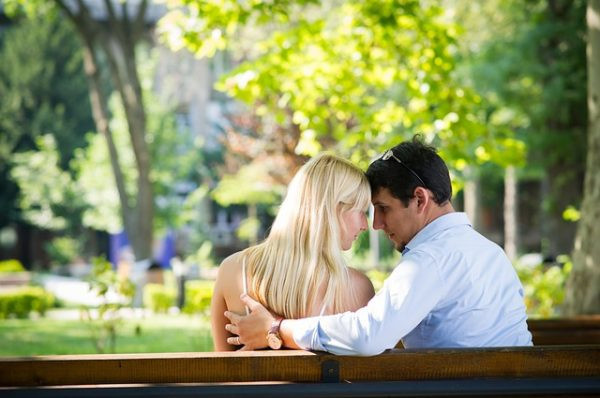 Влюбленная пара на скамейке в парке