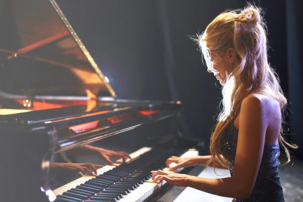 Маленькая девочка играет на пианино
