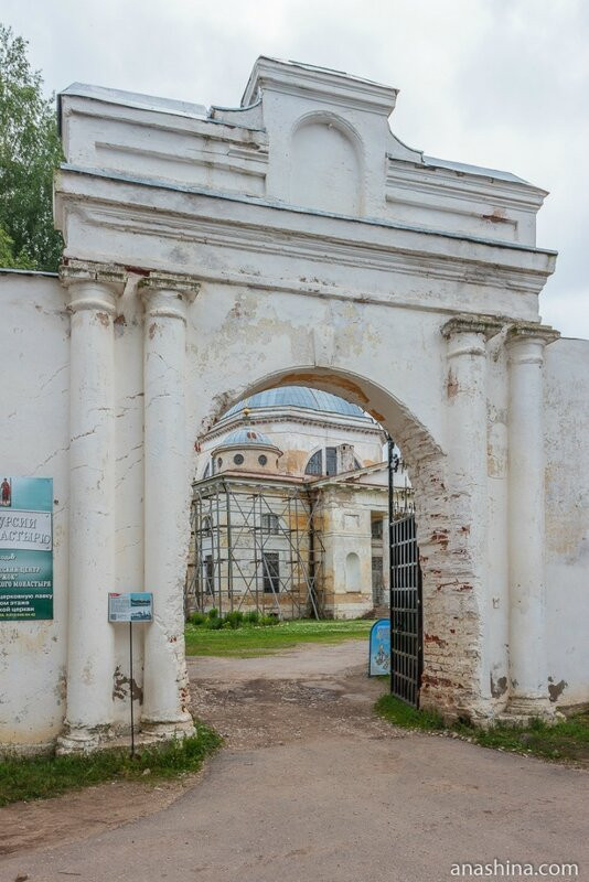 Западные ворота Новоторского Борисоглебского монастыря.