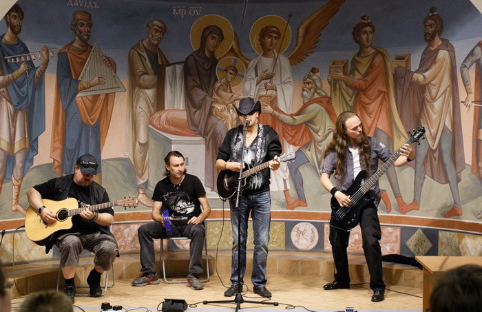 Рок-музыканты в соборе Святого Теодора