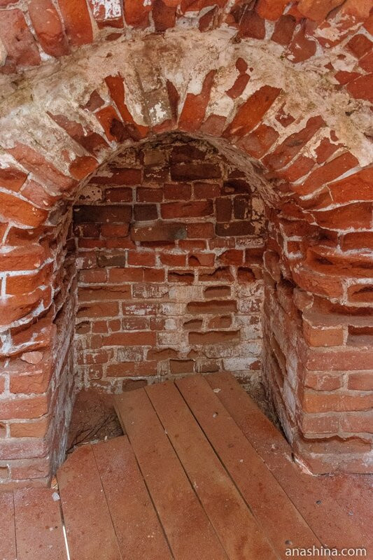 Кирпичи внутри колокольни, монастырь Борисглеб, Торжок