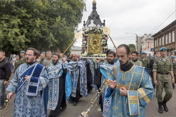 Крестный ход с иконой Богородицы в Костроме