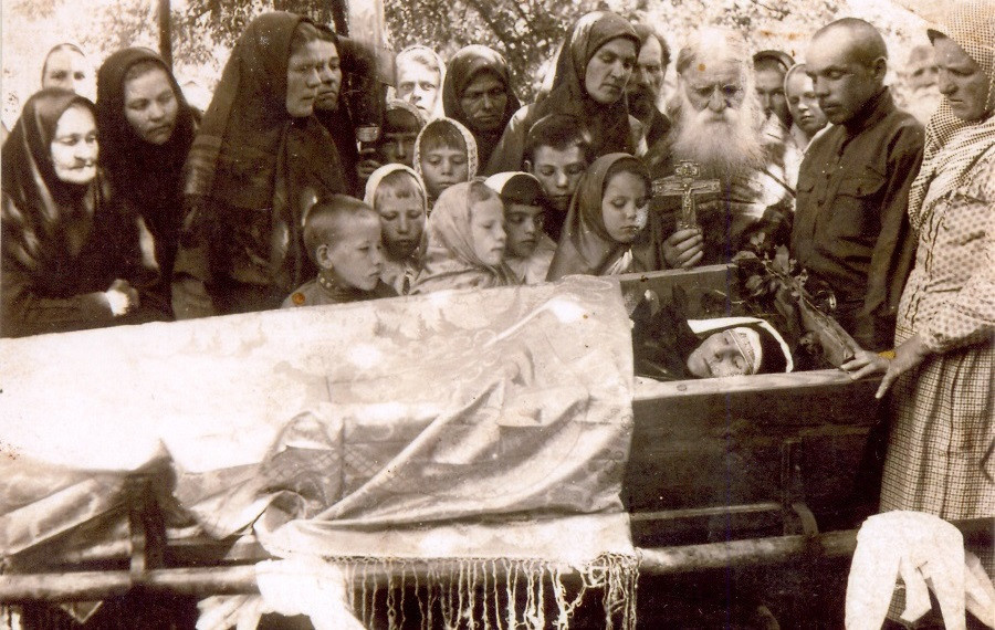 Отец Михаил Масляев у гроба прихожанки. Воронка, 1936 г