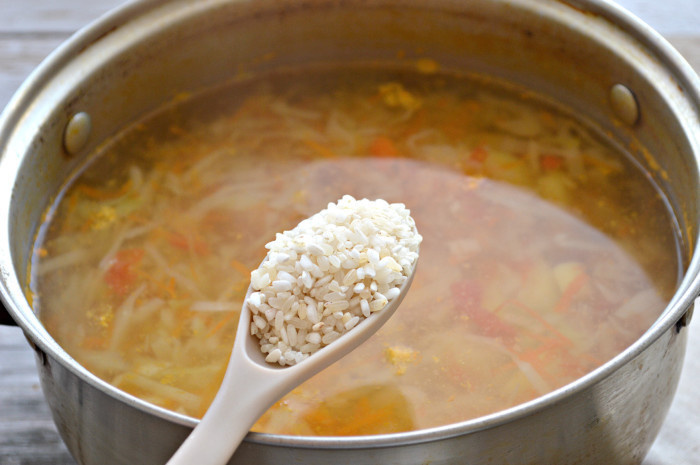 Суп с жареной капустой и ложкой риса