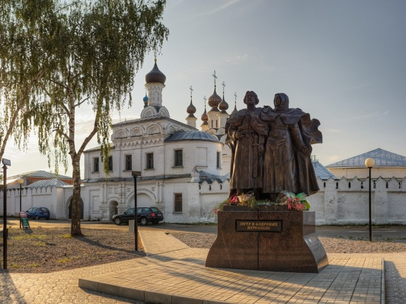 Памятник святым Петру и Февронии в Муроме