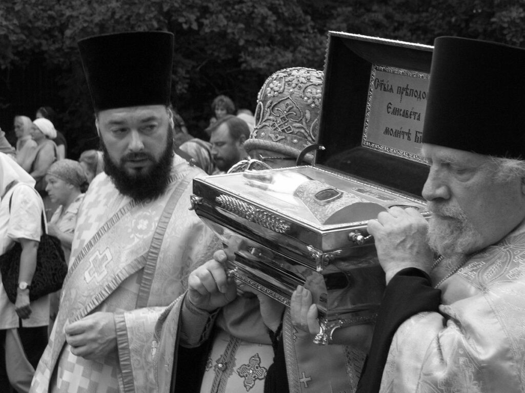 Два священника несут ковчег с мощами Великой княгини-мученицы Елисаветы и монахини Варвары