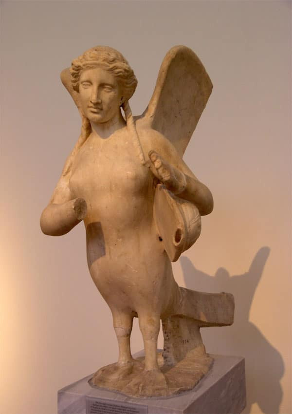 Древняя статуя девственницы с птичьим задом.