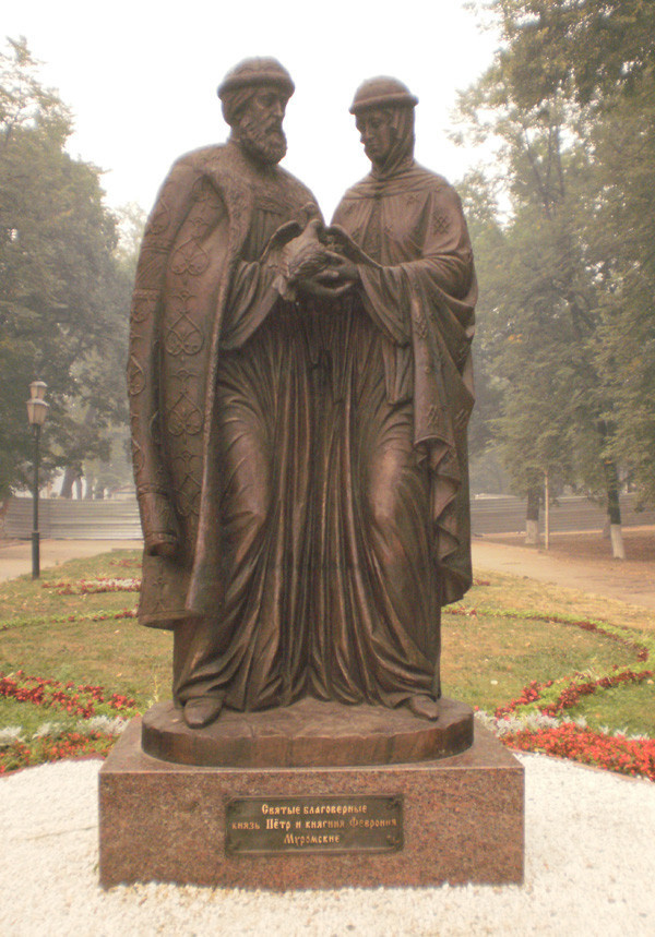 Памятник святым Петру и Февронии в Ярославле