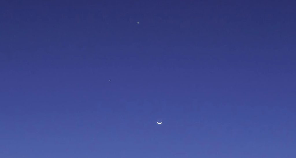Фотография мини-парада, включающего Юпитер, Марс и Сатурн