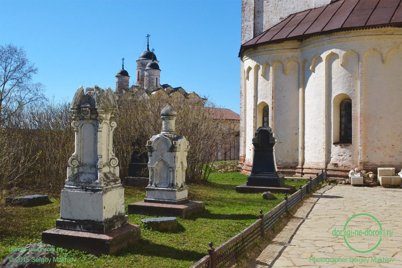 Старые надгробия возле Успенского собора