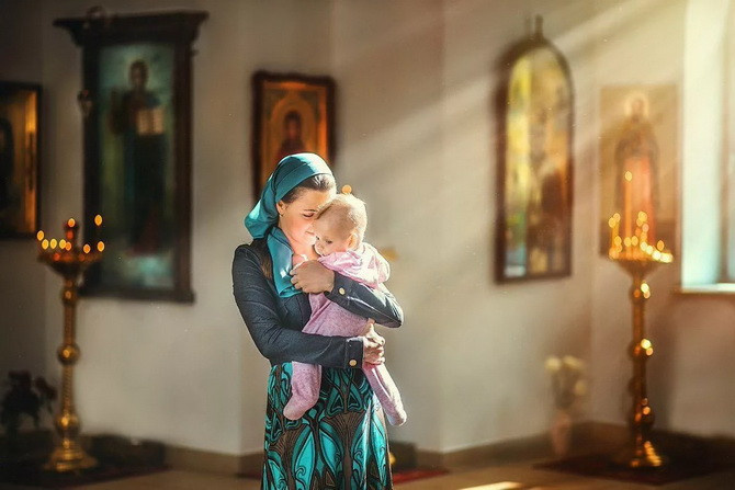 Православная женщина с ребенком