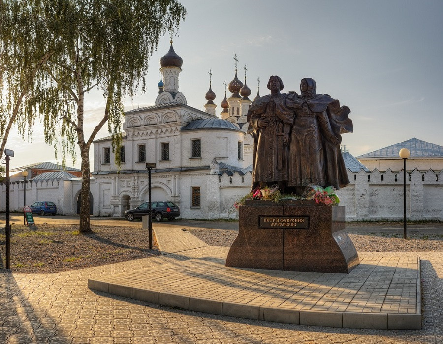 Памятник святым Петру и Февронии в Муроме