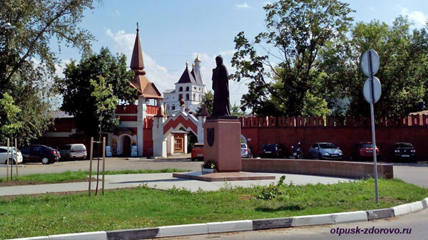 Памятник преподобному Варлааму Серпуховскому, Веденский Владычный монастырь, Серпухов.