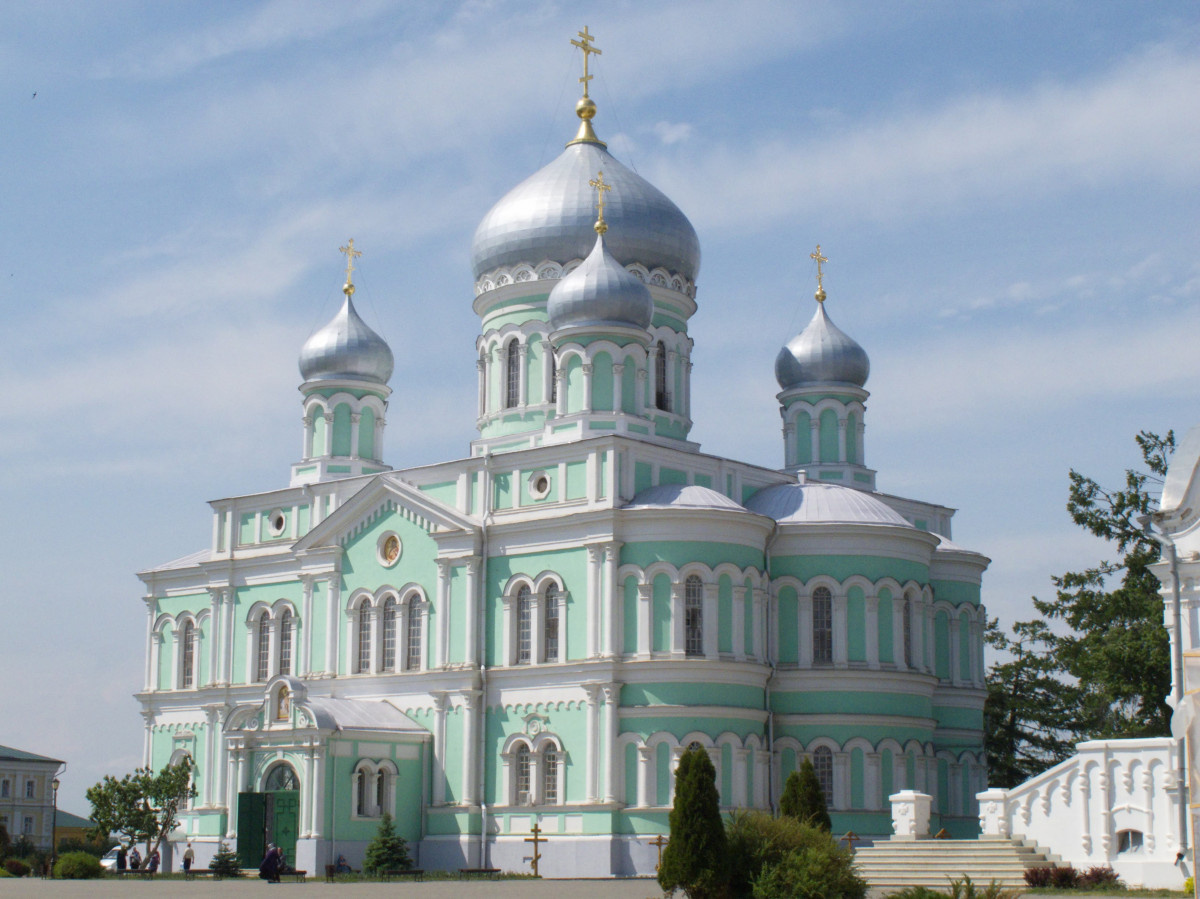 В какой церкви в Дивеево находятся мощи Серафима Саровского