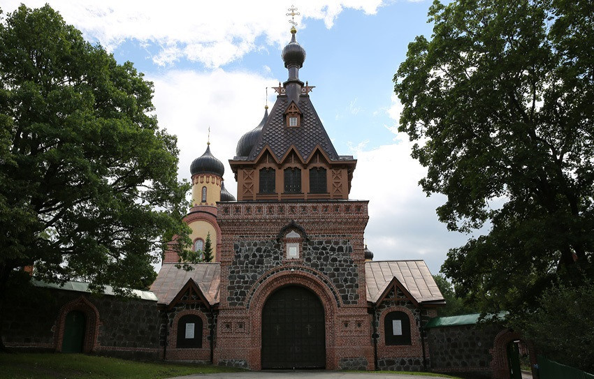 Святые ворота монастыря с колокольней