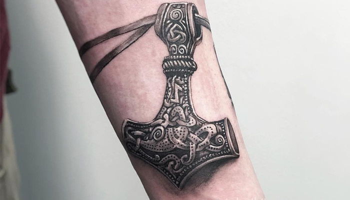 Татуировка молота Тора на предплечье