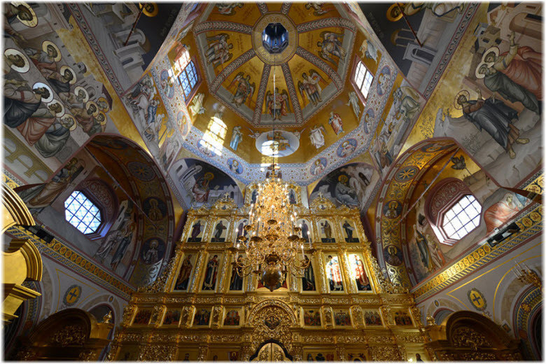 Фотографии внутреннего убранства церкви Святой Троицы