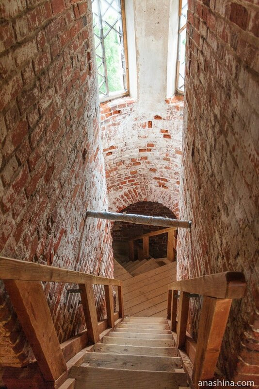 Временная лестница внутри колокольни, Новоторский Борисоглебский монастырь, Торжок