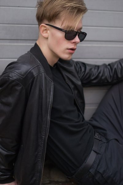 Мальчик в кожаной куртке и солнцезащитных очках