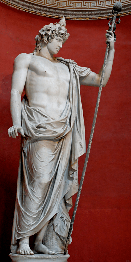Колоссальная статуя Антиноса, держащего тираду в образе Диониса.