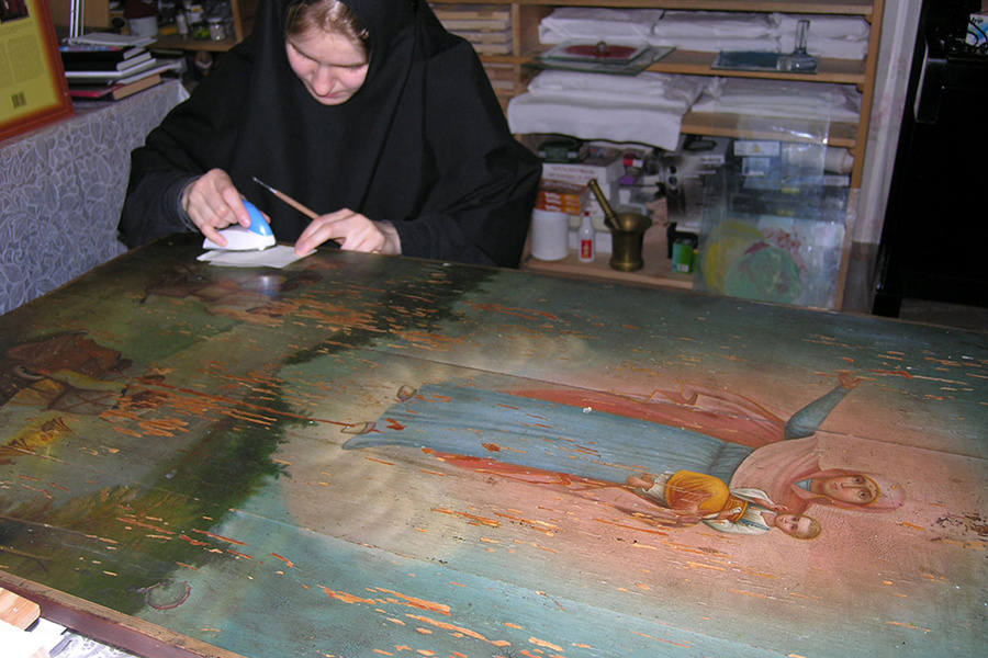 Укрепление красочного слоя Августовской иконы Божией Матери