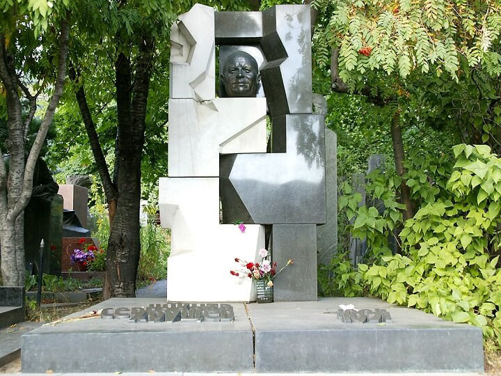 Памятник Хрущеву на Новокувическом кладбище