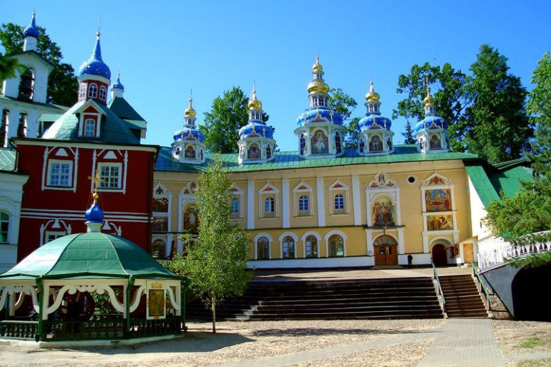 Самые известные монастыри России, Псково-Печерский монастырь