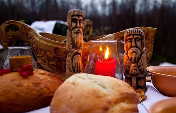 Славянские статуи и свеча