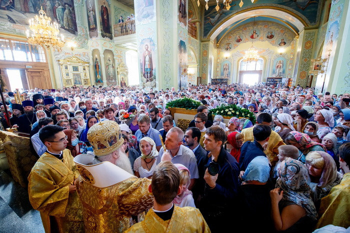 Православные верующие в церкви