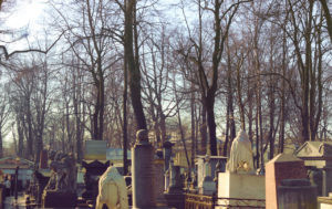 Упасть на кладбище: приметы и суеверия