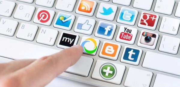 Логотипы социальных сетей на клавиатуре
