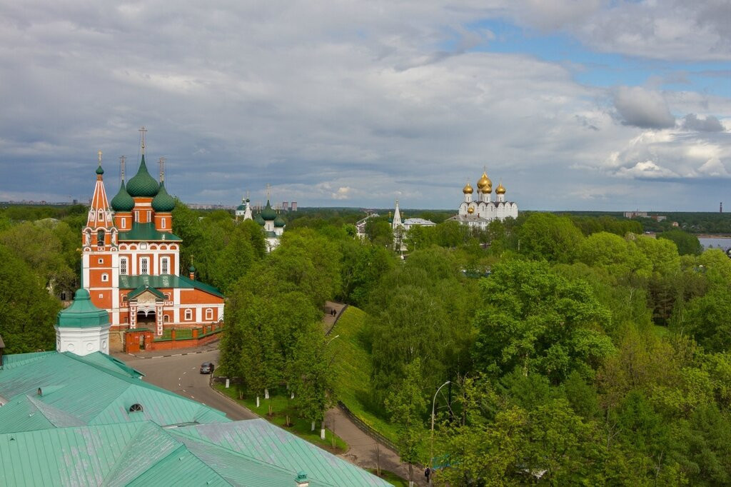 Панорама Ярославля - собор Архангела Михаила и Успенский собор