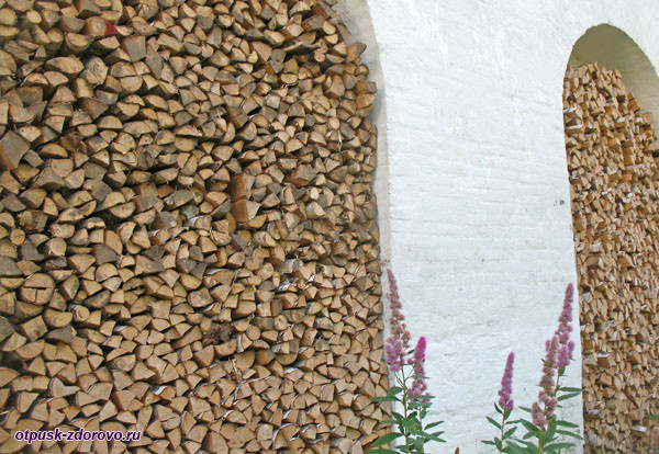 Запасы дров в крепостных стенах Спасо-Яковлевского монастыря