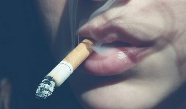 девушка с сигаретой во рту