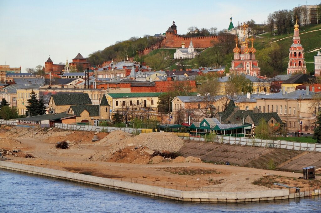 Вид на Строгановскую церковь и Кремль в Нижнем Новгороде с Канавинского моста