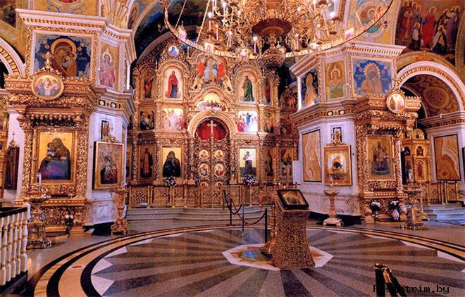 Главный иконостас и центральная часть церкви.