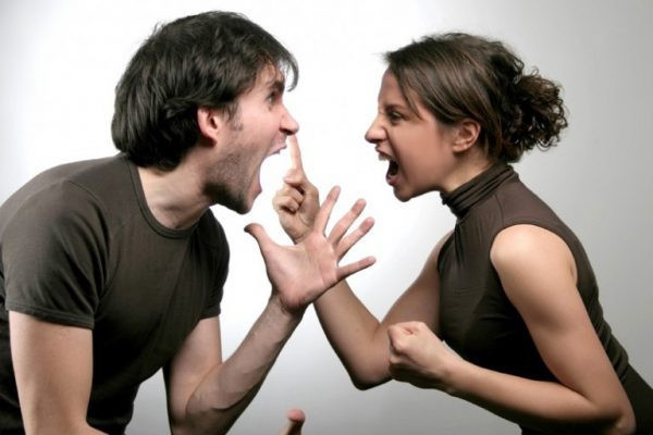 Мужчина и женщина кричат ​​друг на друга
