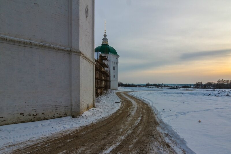 Северо-западная угловая башня и граненая башня Николо-Печенского монастыря