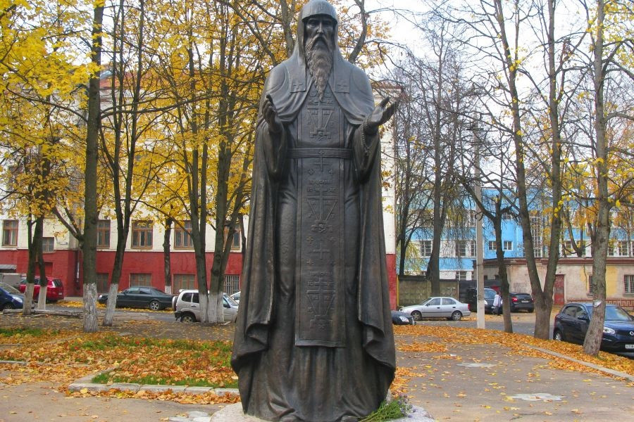 Памятник преподобному Аврааму Смоленскому в Спасо-Преображенском Авраамовском монастыре в Смоленске