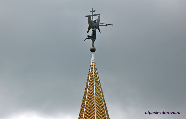 Крест и трубящий ангел на башне Раифского монастыря