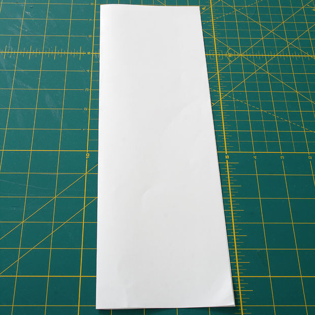 Сложите лист формата А4 пополам, соединив длинные края вместе...