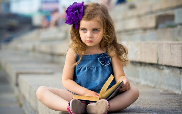 Маленькая девочка в голубом платье