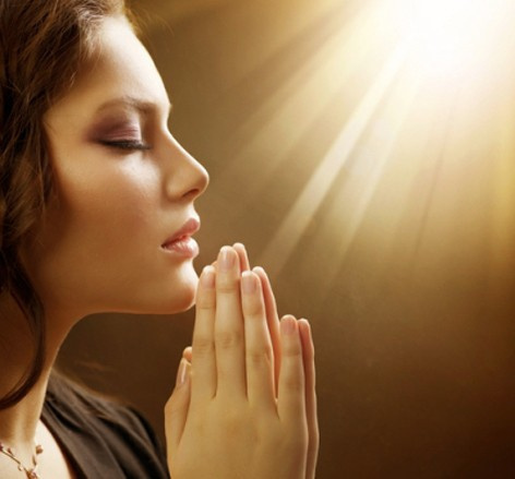 девушка молиться