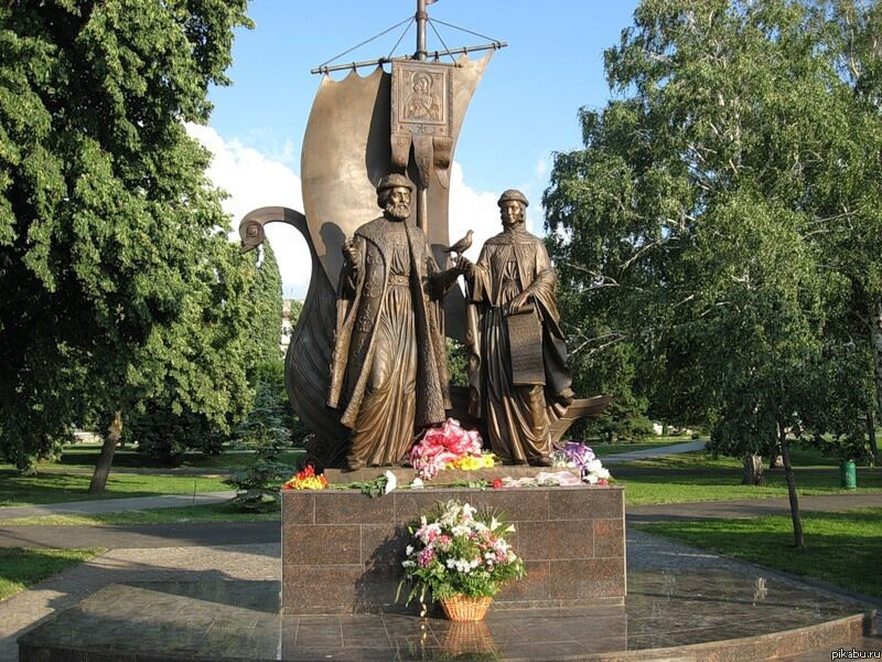 Памятник Петру и Февронии