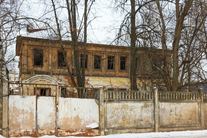 Заброшенный дом рядом с монастырем