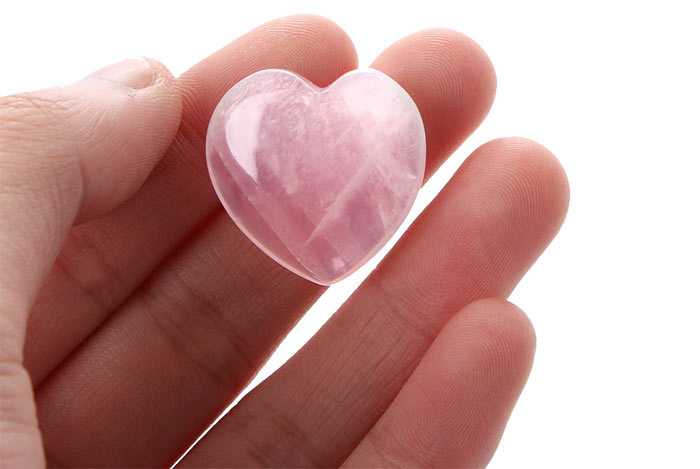 розовый камень в форме сердца