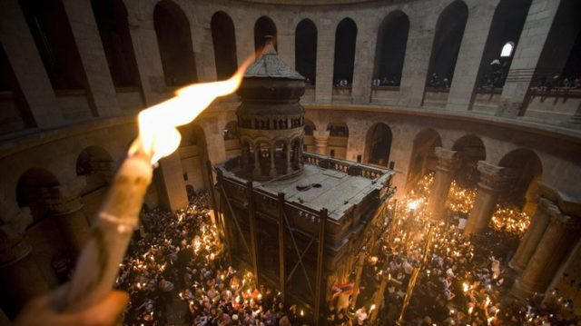 Чудеса схождения Благодатного огня в храме Гроба Господня в Иерусалиме