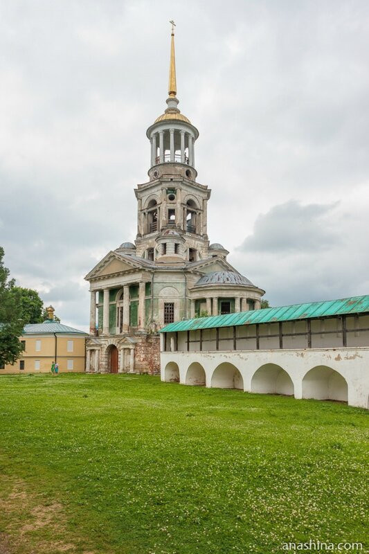 Надвратная колокольня с церковью Спаса Нерукотворного, Новоторский Борисоглебский монастырь, Торжок