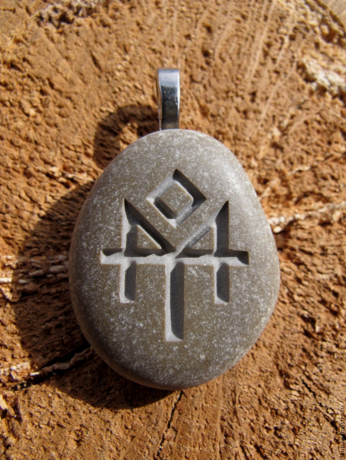 Символ Даждьбога в камне